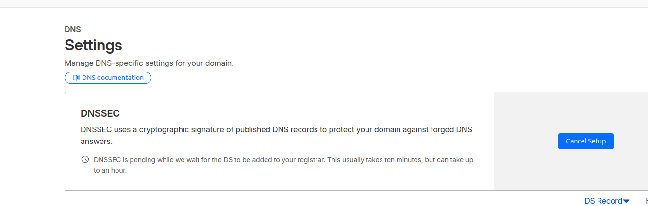 Panel DNSSEC en Cloudflare mostrando el estado de activación